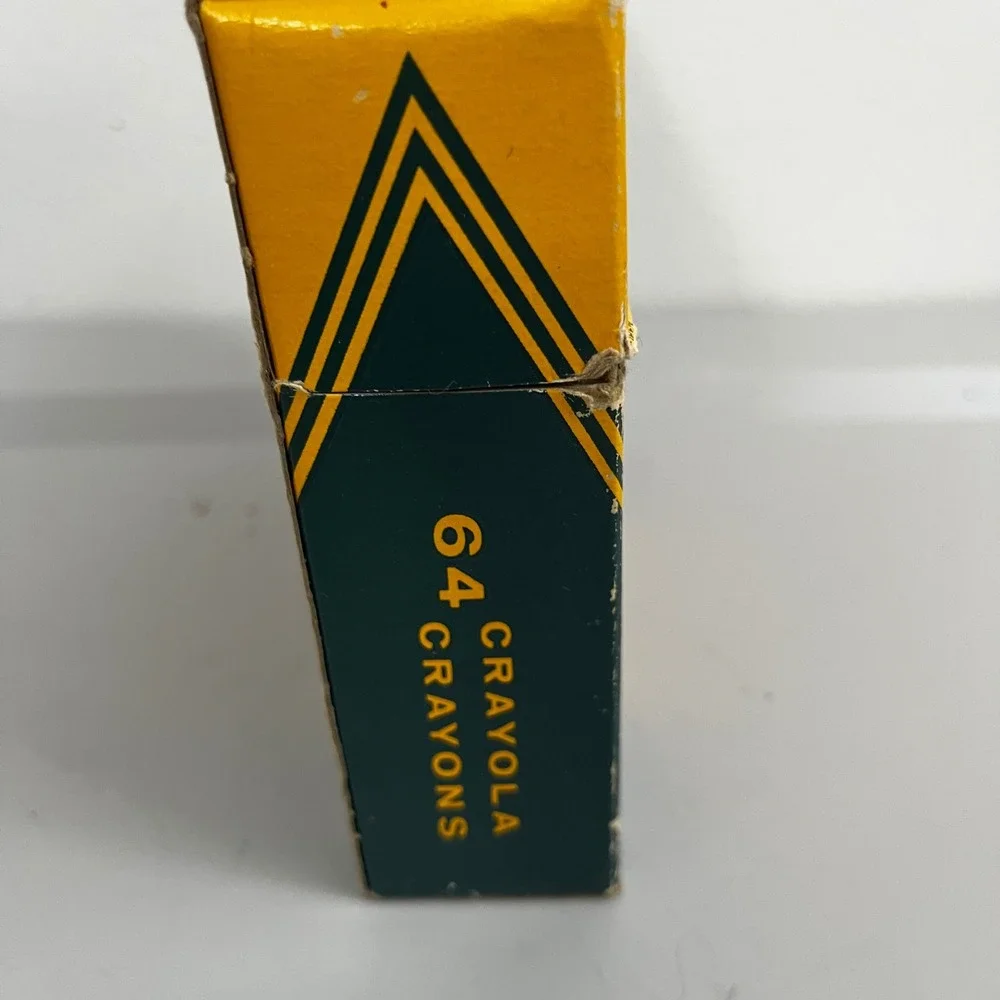VTG Crayola 64 Crayons Binney & Smith Brilliant Colors Built In‎ Sharpener FLAWS